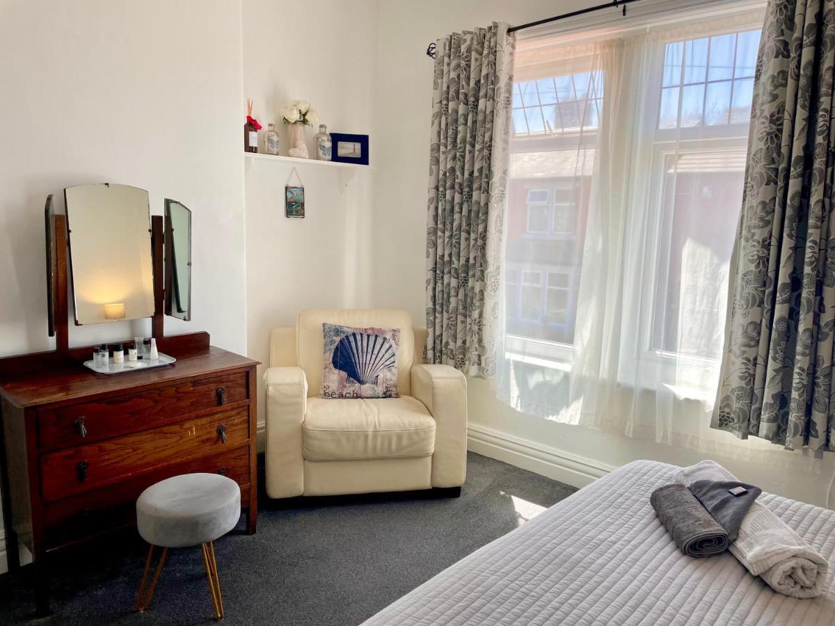 Entire Holiday Home In Blackpool With Free Parking And A Private Patio Garden Exterior foto