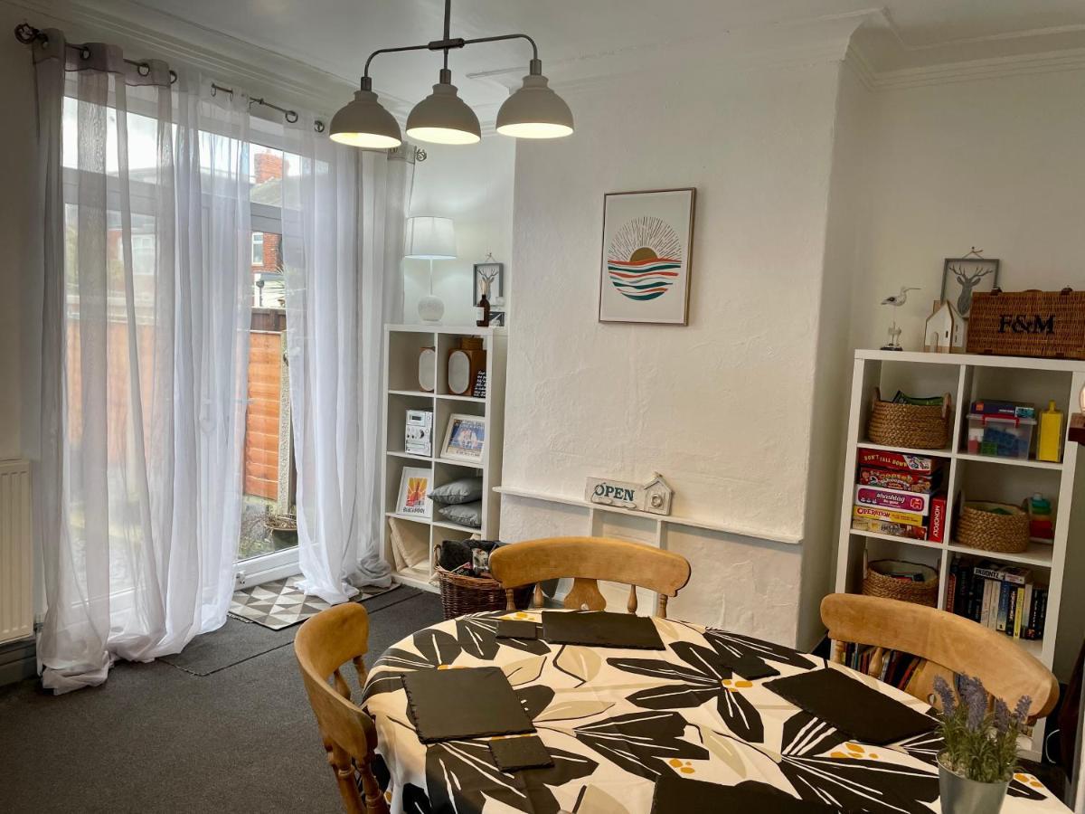 Entire Holiday Home In Blackpool With Free Parking And A Private Patio Garden Exterior foto